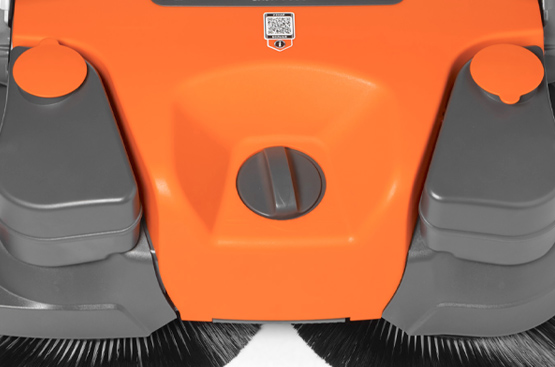 Позволяет оптимально адаптировать усилие контакта щеток с поверхностью, обеспечивая качественную уборку разных покрытий — от гладких полов до шероховатых дорожных покрытий.